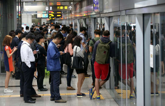 16일 오전 5시52분께 서울 지하철 9호선 샛강역에서 개화역과 신논현역 양방향의 전동차 운행이 신호기기 이상으로 8분간 중단됐다. 이에따라 전동차 운행이 수동모드로 전환돼 지연 운행이 빚어졌다.       이날 오전 9호선 동작역 승강장에서 출근길 시민들이 지연 운행되고 있는 열차를 기다리고 있다. 사진=연합뉴스